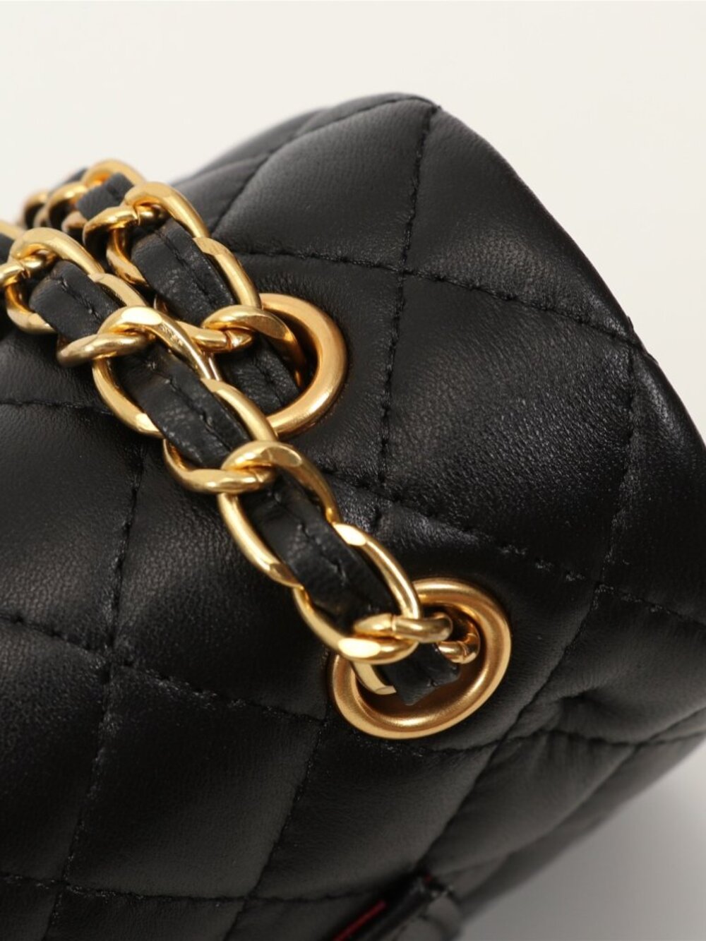 Noir Quilted Chain Shoulder Bag – Black Leather - Picture 3 of 9